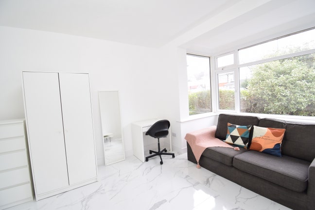 Great Value Room in Well-Maintained House Main Photo