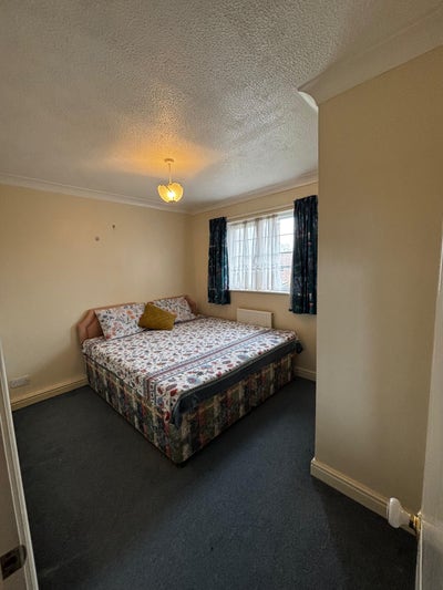 Spacious Room Available in Ruislip Manor – Quiet R Main Photo