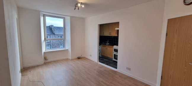 Newly decorated 2 - bedroom flat located close to  Main Photo