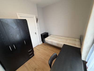 Small Double Bedroom Next to Leyton Tube Station Main Photo