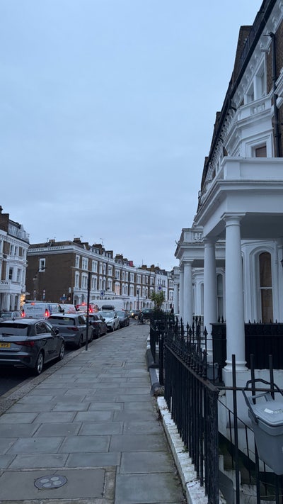 Kensington Olympia: KingBed, Standing Desk + 50”TV Main Photo