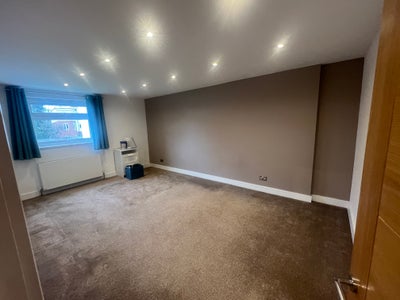 Bushey High Road large Double bedroom in apartment Main Photo