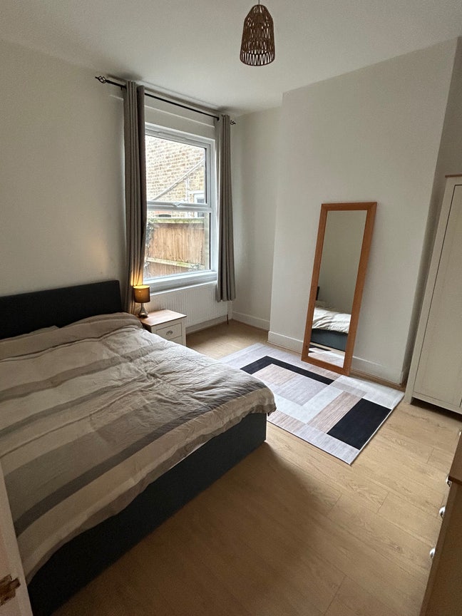 1 Double Bedroom near Colliers Wood Tube Station Main Photo