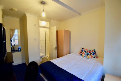 En-suite in Chiswick Main Photo