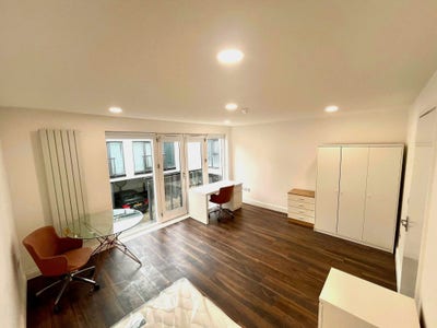 Large new double room with a private bath Main Photo