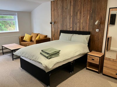 Luxury studio apartment city centre train station Main Photo