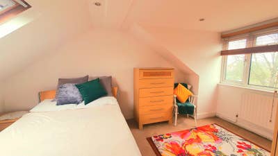 Spacious split level flat-double in great location Main Photo