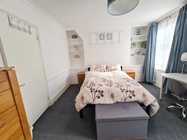 Large, double sunny room Main Photo