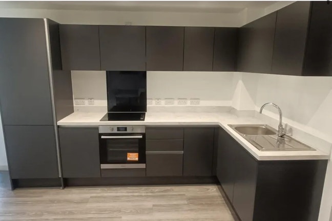 Double en-suite room to rent M5 Main Photo