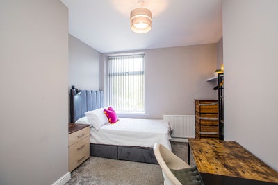 Luxury Furnished Room in Professional House Share Main Photo
