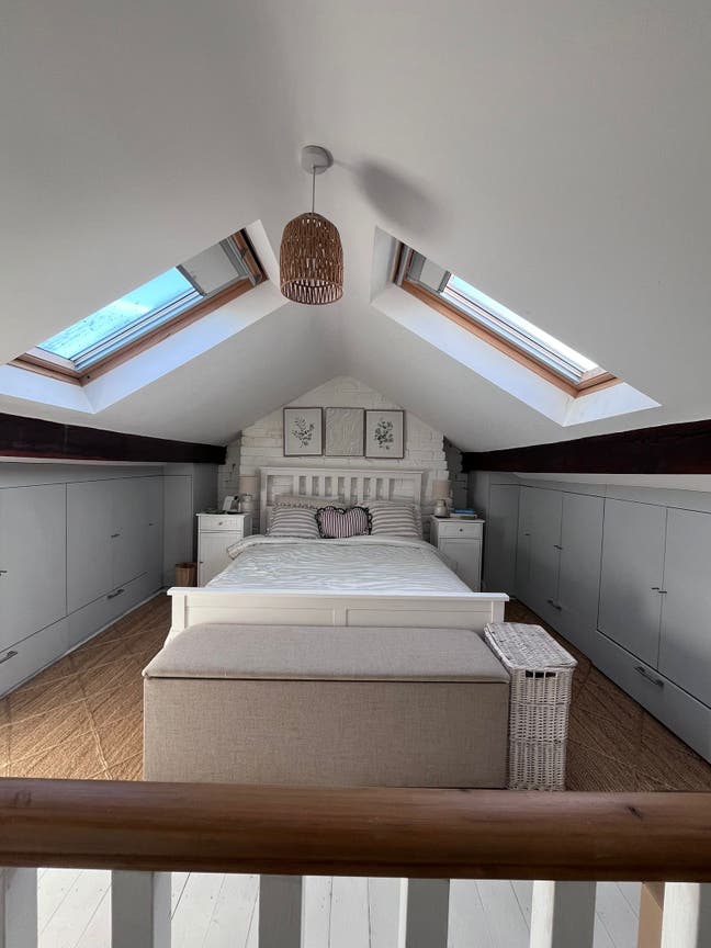 Beautiful Large King Size Attic Room – Bills Inc Main Photo