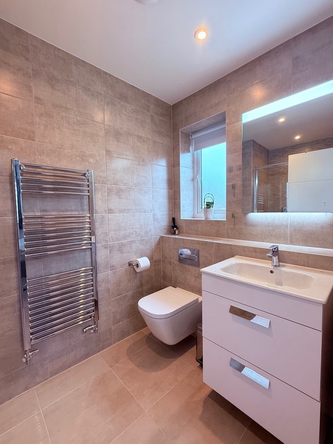 Double room with en suite  Main Photo