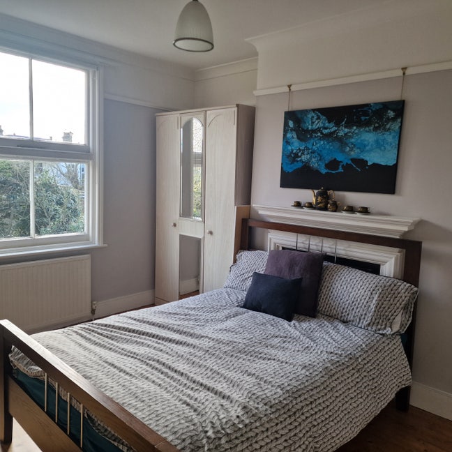 Sunny double room, 8 mins walk to Woodford station Main Photo