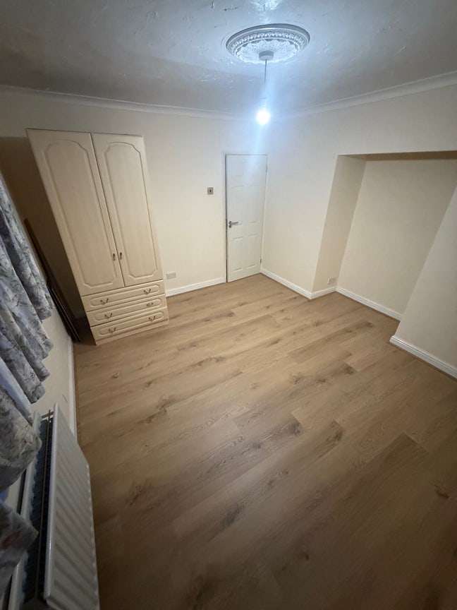 Spacious 3 bedrooms to rent w/ living space Main Photo