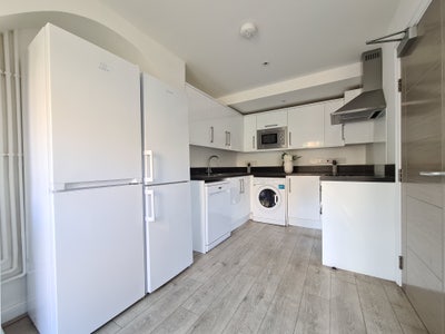 Rooms available at 38 Pakenham Close Main Photo