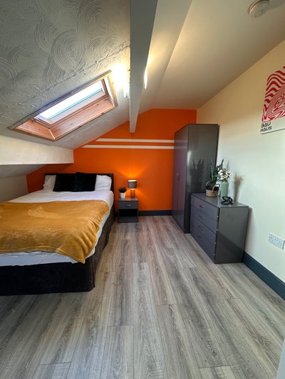 Beautiful En-suite rooms available NOW! Main Photo