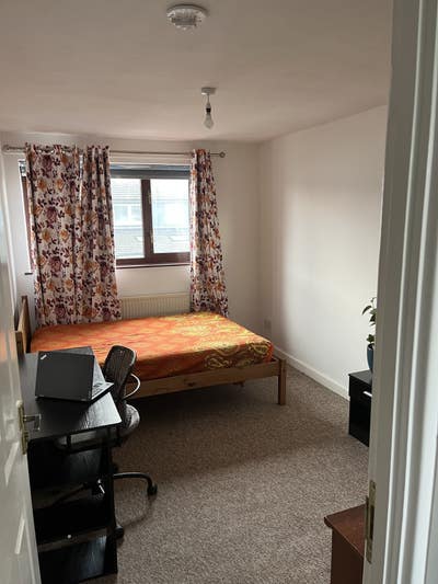 Furnished double room available in RH12 Main Photo