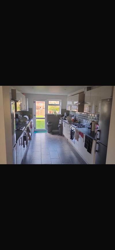 Nice, clean and modern property in Cowley! Main Photo