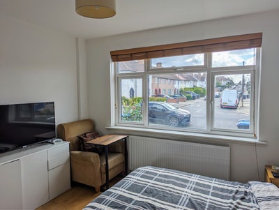Large & cosy double bedroom in friendly houseshare Main Photo