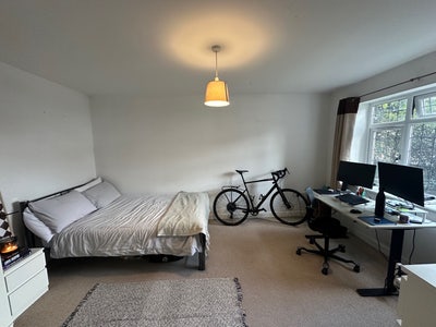 Large double bedroom available in East Didsbury Main Photo