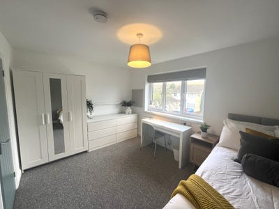 Spacious En-suite Near Parkway & M1 Bus Main Photo