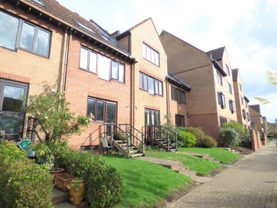 Stunning three bedroom house ,2 bathrooms in E14 Main Photo