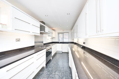 Large 4 Bed + 2 Bath House near Canary Wharf E14 Main Photo