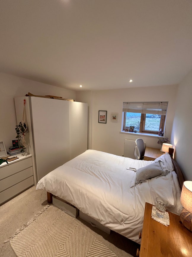 Double room in beautiful Bay flat Main Photo