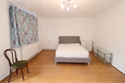 3 Bright Rooms 4mins Walk to DLR, Private Garden  Main Photo