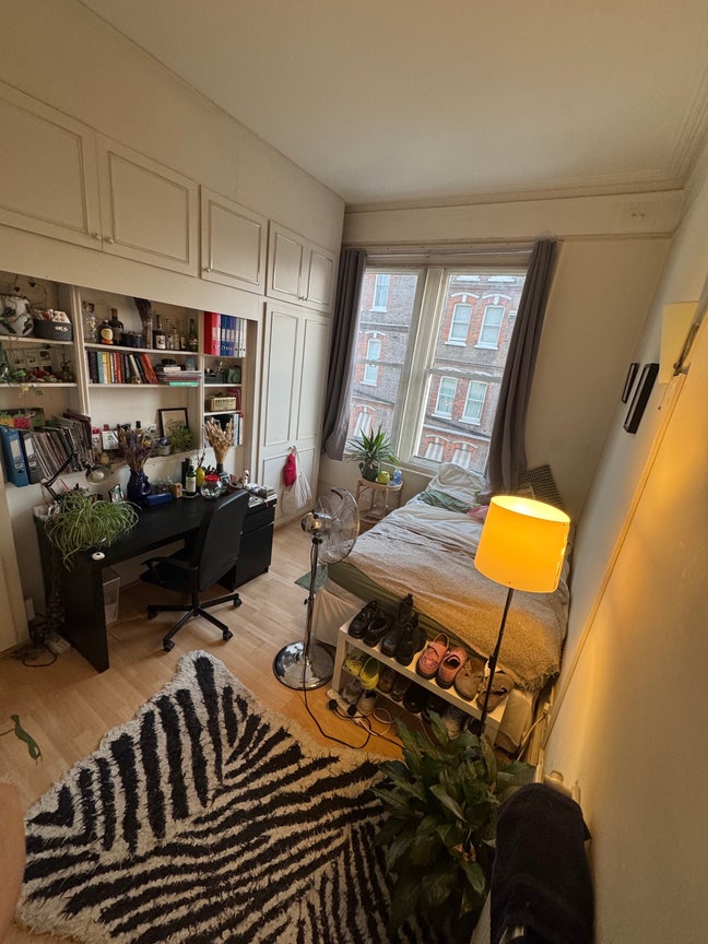 1 bedroom in a large 3 bed! Great transport links! Main Photo