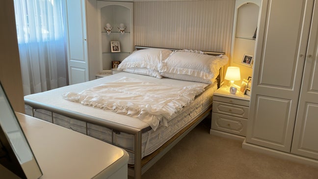 Double modern bedroom and own bathroom  Main Photo