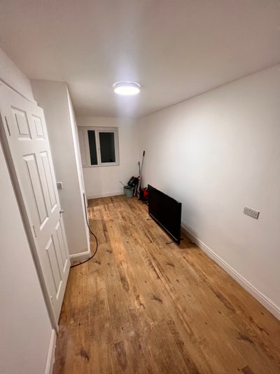 Decent size Ensuite Room  Main Photo