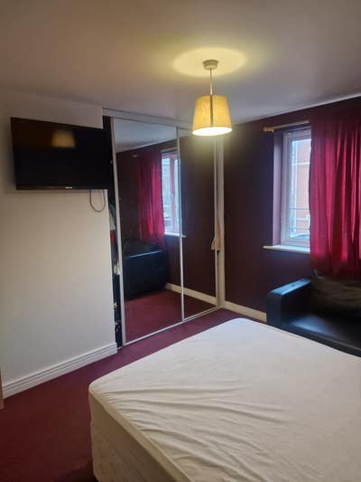 Modern JQ Living - FREE Secure Parking & All Bills Main Photo