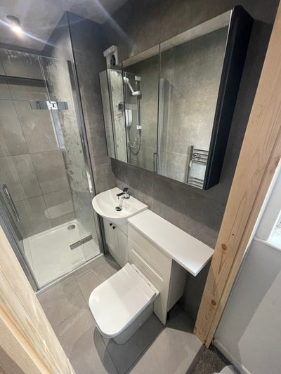 Double bedroom - newly decorated - licensed HMO Main Photo