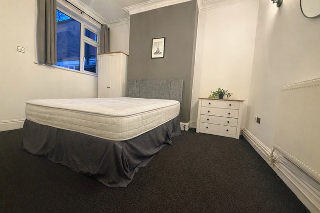 Large room - modern house - near centre/LRI Main Photo