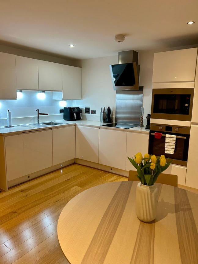 Brand new furnished room + private bathroom E3 Main Photo