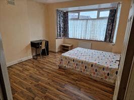 Spacious double room in shared house Main Photo