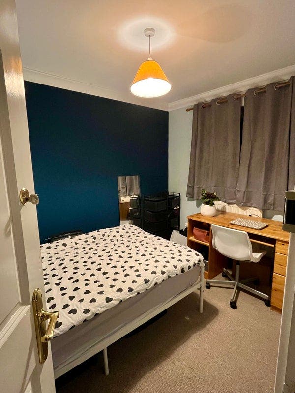 Newly renovated room, next to the train station! Main Photo