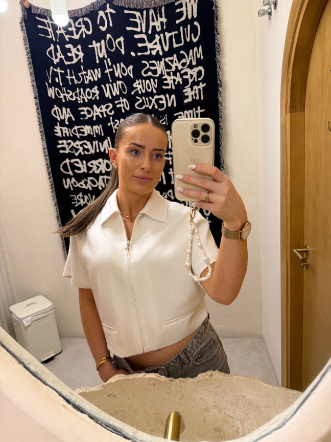 Professional Girl Flat Share  Main Photo