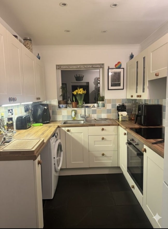 Peaceful Double Room in Clean, Friendly Home Main Photo