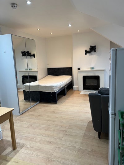 Studio Flat to rent in West Norwood Main Photo
