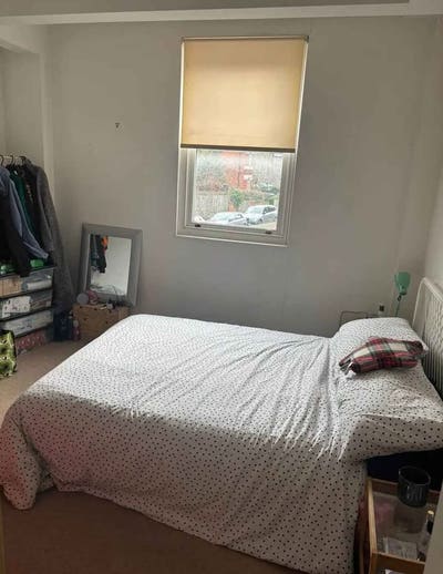 Room in large house share Main Photo