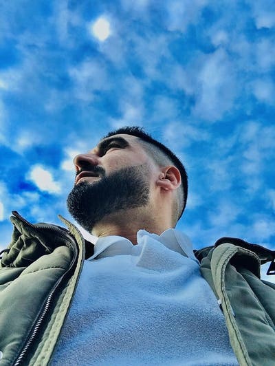 Hi, I’m a professional male looking for a s... Main Photo