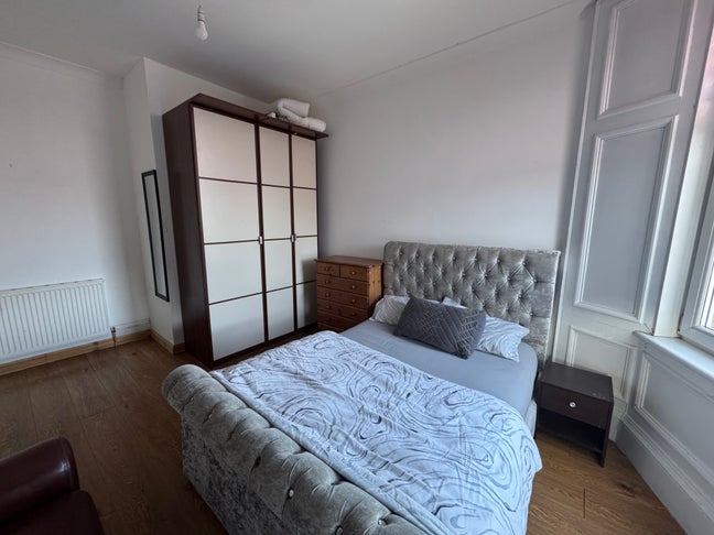 Large Room with Bills - Read Description - Glasgow Main Photo