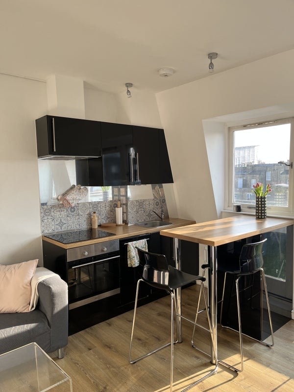 Top floor one-bedroom flat available mid-April Main Photo