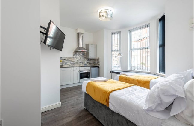 Clean Studio Apartment Close to Train Station Main Photo