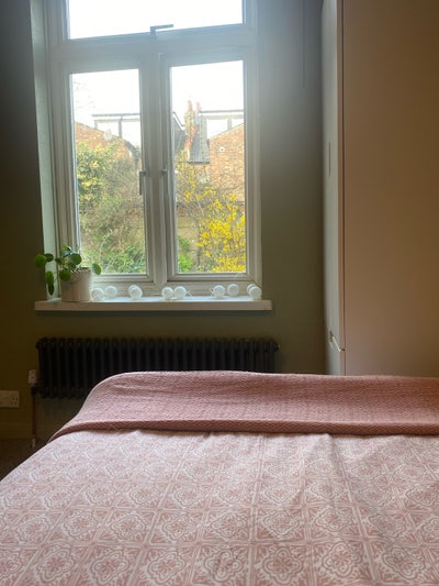 Double room in family home fully furnished Main Photo