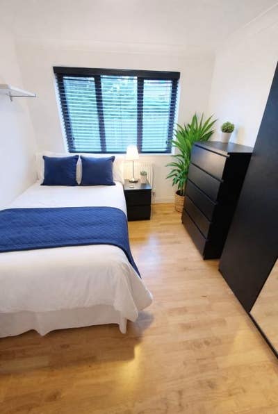 Double Ensuite - Canada Water Main Photo