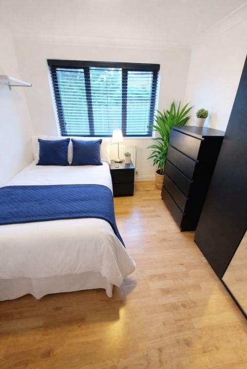 Double Ensuite - Canada Water Main Photo