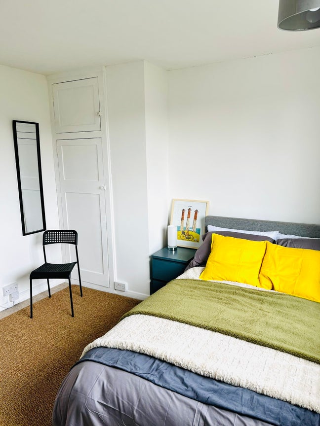 Comfortable newly refurbished rooms on quiet road Main Photo